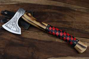 Hache viking forgée à la main, lame en acier à haute teneur en carbone, manche en bois enveloppé de cuir noir et rouge, outil de survie avec étui en cuir - Product Image 2
