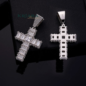 Colgante de Cruz de Plata 925 con Moissanita, Bañado en Rodio, Corte Esmeralda, Amuleto Religioso Unisex - Product Image 2