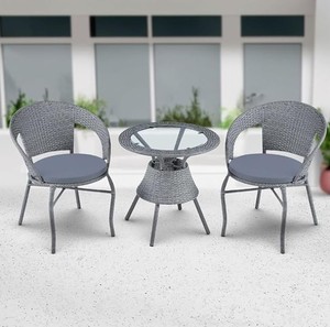 Ensemble de jardin contemporain en rotin pour l'extérieur, 2 places, avec table basse en verre trempé, meubles en osier résistants aux intempéries - Product Image 1