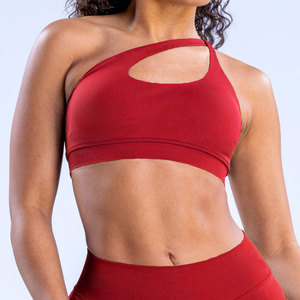 Ensemble de yoga rouge 2 pièces à col licou, comprenant un legging taille haute et un crop top, en Spandex et Polyester sans couture, respirant, texturé et à découpes - Product Image 1