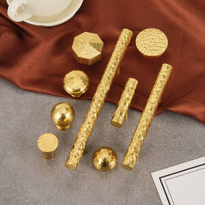 Elegante tirador de latón apto para mejoras en gabinetes, con construcción duradera y presentación sofisticada para el hogar. - Product Image 6