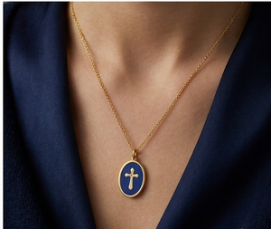Collier pendentif religieux artisanal en laiton avec gravures de crucifix, émail bleu marine, revêtement anti-ternissement, chaîne réglable - Product Image 1