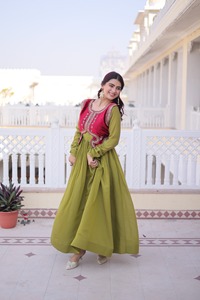 Nuevas y exclusivas colecciones de vestidos Anarkali para bodas y festivales indios, con bordados de lentejuelas en terciopelo y koti. - Product Image 2