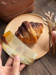 Peigne en corne de buffle naturelle en gros pour l'entretien des cheveux féminins, antistatique et démêlant, avec soin naturel du cuir chevelu - Product Image 2