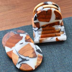 Posavasos decorativos hechos a mano de madera y resina con diseños artísticos en epoxi y acabado de superficie lisa. - Product Image 4