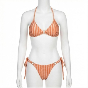 Ensemble bikini rayé pour femme avec bas de maillot à nouer sur le côté et détail cordon de serrage orange - Product Image 1