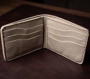 Cartera Bifold Delgada de Cuero Genuino Premium Hecha a Mano con Diseño de Caramelo, Cierre Abierto, Bloqueo RFID, para Uso Diario, Elegante para Hombres - Product Image 3