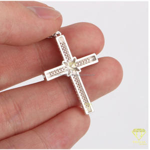 Collier pendentif croix de luxe avec diamants Moissanite sertis style minimaliste - Product Image 3