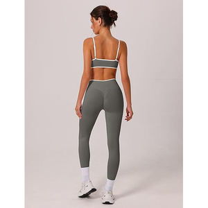 Conjunto de yoga Keyhole Back para mujer: Sujetador deportivo racerback, leggings de cintura alta con efecto fruncido, sin costuras, de nailon y elastano, ropa de gimnasio. - Product Image 3