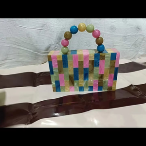 Bolso de mano de resina hecho a mano de la mejor calidad con diseño efecto mármol, elegante bolso de resina para la noche, accesorio para damas. - Product Image 5