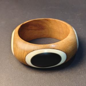 Bracelet manchette large en bois naturel et résine blanche, style bohème, fait main, durable et écologique – Tendance actuelle - Product Image 6