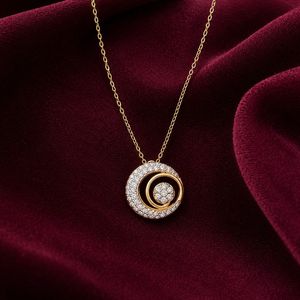 Collar con Colgante Circular de Diamante Cultivado en Laboratorio en Oro Amarillo con Halo en Espiral - Product Image 1