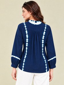เสื้อชีฟองผู้หญิงสีกรมท่าลายมัดย้อม คอระบาย แขนทรงบอลลูน สไตล์ลำลองสำหรับฤดูใบไม้ผลิและฤดูร้อน - Product Image 4