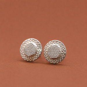 Boucles d'oreilles clous rondes avec bordure perlée détaillée en argent sterling 925, cadeau classique pour femme au quotidien - Product Image 2