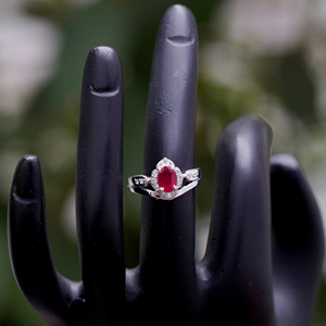 Anillo de Plata de Ley 925 al por Mayor con Rubí Natural Ovalado y Halo de Cristal, Joyería Fina para Boda o Compromiso - Product Image 4