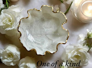 Bol en résine polie fait main coloré - Décoration d'intérieur de luxe et rangement fonctionnel, compatible lave-vaisselle - Product Image 4