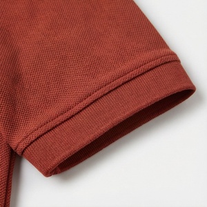 Polo en piqué de coton rouge rouille à manches courtes pour homme, décontracté, respirant, coupe classique, design uni, logo sur le devant - Product Image 6