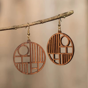 Pendientes de madera con forma de círculo geométrico y ganchos dorados, diseño artístico hecho a mano para uso diario - Product Image 1
