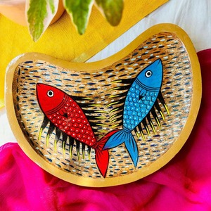 Assiette de service en bois faite à la main avec motif double poisson gravé, plat décoratif en bois parfait pour servir du café, du thé ou des petits-déjeuners - Product Image 4