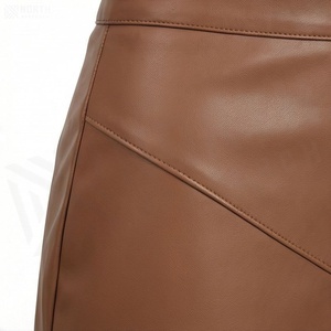 Jupe courte en similicuir taille haute pour femme, design asymétrique, couleur unie, style minimaliste brillant, à porter en toutes saisons - Product Image 5