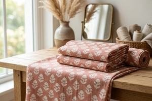 Tissu en coton léger imprimé à la main, écologique, motif floral pêche Sanganeri, textile indien de Jaipur, pour robes et sacs pour filles - Product Image 1