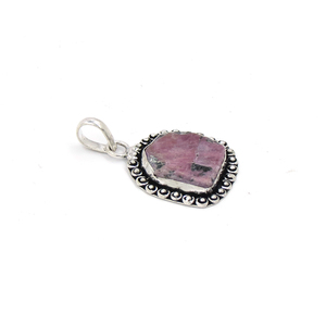 Pendentif en Zoisite Rubis Naturel de Forme Irrégulière, Pendentif en Laiton avec Pierre Précieuse, Pendentif Statement Fait Main, Bijoux OEM ODM Vente en Gros - Product Image 2