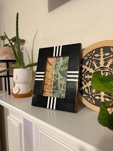 Cadre photo en résine noir avec bande blanche, fabriqué à la main, cadre photo de luxe pour table, pour la décoration intérieure et l'aménagement de la maison - Product Image 3