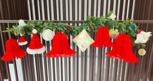 หมวกซานต้ากระดาษรังผึ้งสำหรับตกแต่งแขวนในเทศกาลคริสต์มาสและโอกาสเฉลิมฉลองต่างๆ จากโรงงาน - Product Image 3