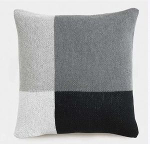 หมอนอิงพื้นถักไมโครไฟเบอร์ผ้าไหมพิมพ์ลายดอกไม้แบบกำหนดเอง ทนไฟ เป็นมิตรกับสิ่งแวดล้อม หมอนอิงตกแต่งระดับพรีเมียม - Product Image 2