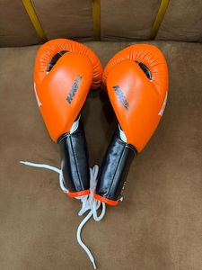 Gants de boxe personnalisés avec logo, en cuir véritable, à lacets, pour entraînement et sparring, orange et noir, pour adultes. - Product Image 3