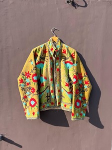 Chaqueta Corta con Manga Larga y Abertura Frontal, Estilo Boho Chic, Chaqueta Tradicional con Bordado Floral, Blazer de Terciopelo Amarillo Mostaza - Product Image 3