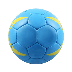 Ballon de football en PVC personnalisé à 32 panneaux, fabriqué à la main, design unique, impression de logo, haute rétention d'air, style classique, en PU - Product Image 1
