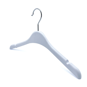 Cintres à vêtements de qualité supérieure, en plastique, qualité premium, sur mesure, blancs, à vendre. Cintres en plastique avec logo imprimé. - Product Image 1