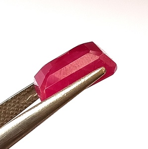 Pierre précieuse naturelle en rubis africain de 6,45 carats, taille émeraude, facettée, non montée - Product Image 4