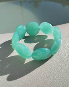Bracelet jonc classique en résine rouge perlée, finition brillante et polie, épais et tendance, idéal pour les soirées - Product Image 2