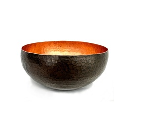 Cuenco de cobre antiguo hecho a mano para decoración de mesa de comedor tradicional con acabado martillado, elegante diseño artesanal en metal. - Product Image 3