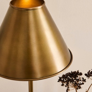 Lampe de table en métal Regal Spire avec abat-jour conique en fer, base sur pied robuste, éclairage d'ambiance chaleureux pour intérieurs élégants - Product Image 3
