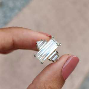 Anillo de Promesa de Tres Piedras con Moissanita de 2CT, Corte Baguette, Plata 925 Original, Estilo Moderno, Brillante, Regalo de Joyería para Enamorados - Product Image 3