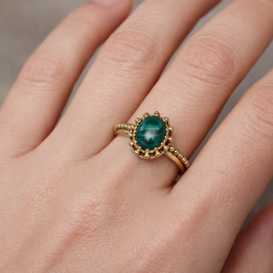 แหวนทองเหลืองชุบไฟฟ้าประดับมรกตสีเขียวขนาด 7*9 มม. รูปไข่ทรงคาโบชอง แหวนวินเทจทำมือสำหรับผู้หญิง - Product Image 4