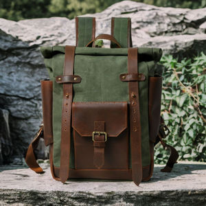 Sac à dos de voyage unisexe vintage étanche pour ordinateur portable en toile cirée à l'huile Poches en cuir de vache avec bandoulière arquée Fermeture ouverte - Product Image 1