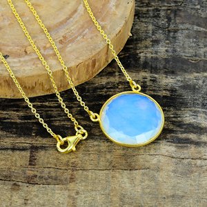 Pendientes de Gancho Hechos a Mano con Ópalo Natural en Forma Redonda, Baño de Oro de 18k sobre Plata de Ley 925 - Product Image 2