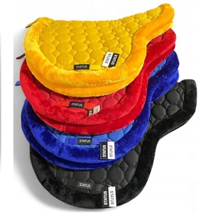 Tapis de selle matelassé pour cheval, doublure en fourrure, coque en coton, tout usage, pour le saut d'obstacles, bords en fourrure de vison et rembourrés. - Product Image 1
