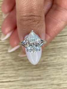 Anillo de Compromiso Clásico para Mujer con Cristal Corte Pera, Bañado en Rodio, Diseño Floral con Engaste de Puntas, Plata - Product Image 1