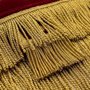 Tablier maçonnique personnalisé brodé en velours rouge avec franges dorées, insignes à coudre, pour cérémonies et loge classique - Product Image 5