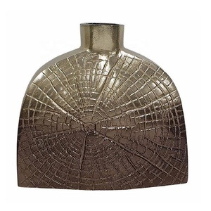 Florero Metálico con Acabado Dorado Antiguo, Diseño Escultural Inspirado en Conchas Marinas, para Exhibición en Vitrinas, Mesas, Salas de Estar y Decoración de Oficinas - Product Image 5