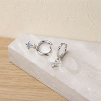 Anting Hoop Klasik Huggies Dengan Moissanite Potongan Bulat Moissanite Perhiasan Pernikahan Wanita dari Paduan Logam yang Cantik