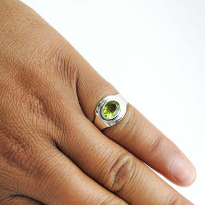 Anillo artesanal con piedra preciosa de peridoto de corte ovalado natural, hecho a mano con plata de ley 925, joyería bohemia a precio de mayorista. - Product Image 4