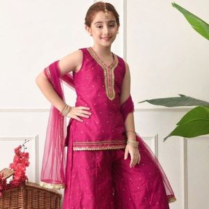 Conjunto Sharara de Algodón y Seda Suave con Bordado Rosa y Dupatta de Tela, Completamente Cosido, Ropa Étnica Infantil, Precio al por Mayor por Royal Export - Product Image 2