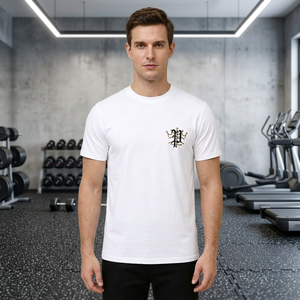 เสื้อยืดแขนสั้นสีขาวสำหรับผู้ชาย คอกลม ทรงปกติ พิมพ์ลายโลโก้ตัวอักษรสีทอง สวมใส่สบายๆ - Product Image 3