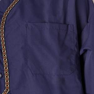 Thobe bleu marine brodé avec motif imprimé, manches courtes, style traditionnel, robe arabe pour homme, style Dubaï, Al Daffah. - Product Image 2